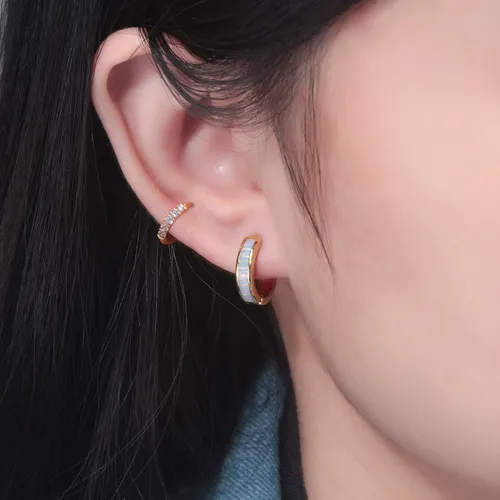Vista 3 de CiNily Aretes Huggie de ópalo con bisagras, chapados en oro, hipoalergénicos, pequeños aretes de aro para mujeres, adolescentes, niñas, hombres