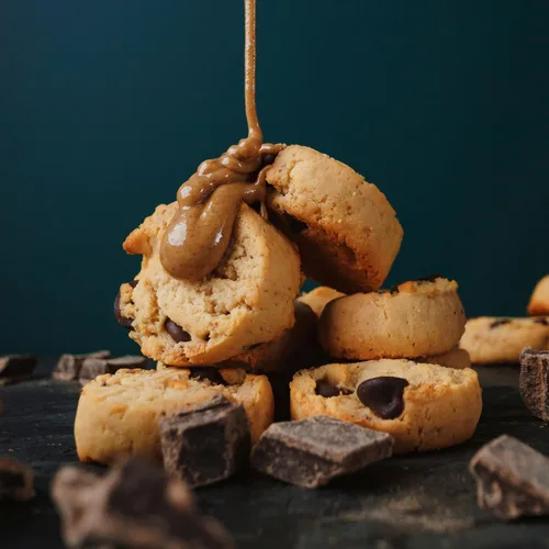 Vista 3 de HighKey Galletas con chispas de chocolate con proteínas, bajas en azúcar, alto en proteínas, paquete de 3, 2.25 onzas, galletas bajas