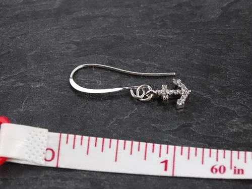 Vista 3 de Pendientes de ancla delicados diseñados por Stacey hechos a mano, aretes colgantes de circonita cúbica brillante, alambres de oreja de plata de ley