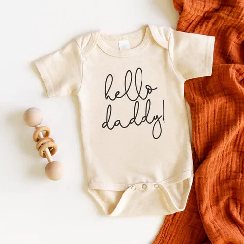 Vista 2 de Bump and Beyond Designs Hello Daddy Anuncio de embarazo a su esposo