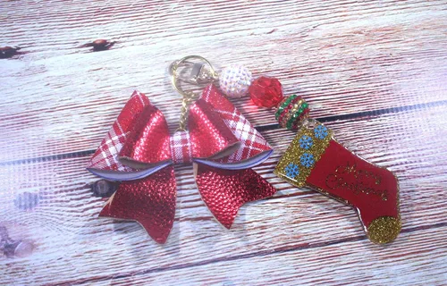 Vista 2 de Merry Christmas Stocking with Bow and Bubblegum Beads Keychain. Colors Can Be Changed, round key ring and lobster claw