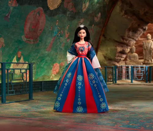 Vista 2 de Barbie Muñeca de Año Nuevo Lunar en bata tradicional Hanfu con estampados chinos y accesorios, coleccionable con soporte para muñecas y certificado