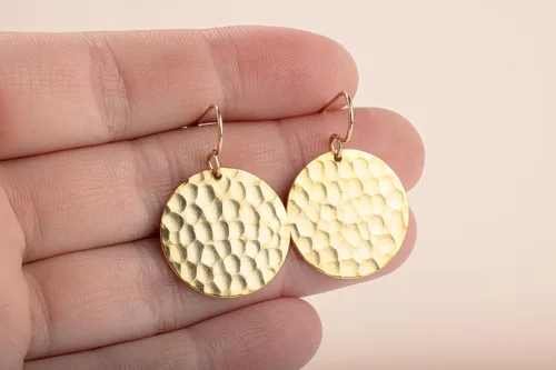 Vista 16 de Aretes colgantes grandes con disco circular martillado en plata, oro u oro rosa
