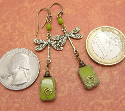 Vista 5 de Pendientes Boho Libélula en Verde Oliva y Latón 2.25 Pulgadas Largo