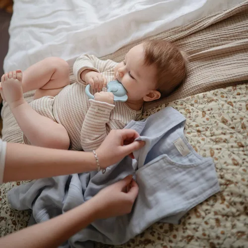 Vista 5 de mushie Manta vestible para bebé 100% muselina de algodón orgánico Saco de dormir para bebés (azul bebé)