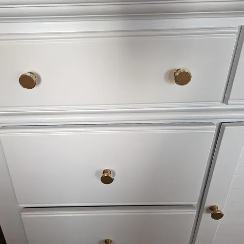 Vista 5 de Paquete de 2 pomos de latón macizo para gabinetes de cocina, pomos dorados modernos para tocador, tiradores de perillas de gabinete de escalón
