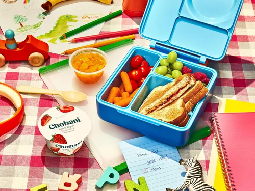Vista 4 de Chobani yogur griego sin grasa, Colchón de frutillas 5.3 onzas