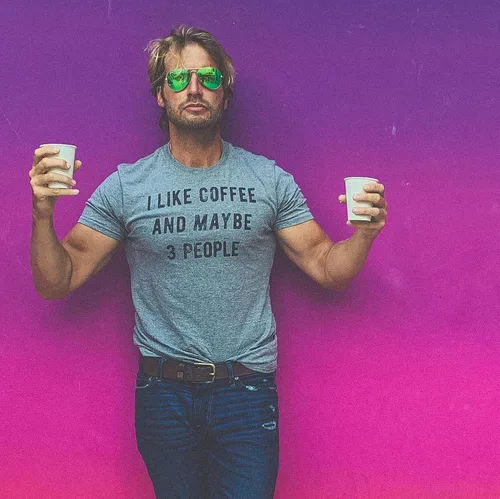 Vista 2 de Camiseta sarcástica divertida con texto en inglés "I Like Coffee and Maybe 3 People