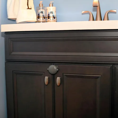 Vista 2 de Qdos Safety Cerradura adhesiva de doble puerta Gris Fácil operación con una sola mano – Diseño patentado ZeroPinch – Solo se adapta a gabinetes