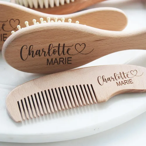 Vista 2 de Juego de cepillos para bebé Cepillo de madera personalizado Esenciales para niña recién nacida 3 piezas