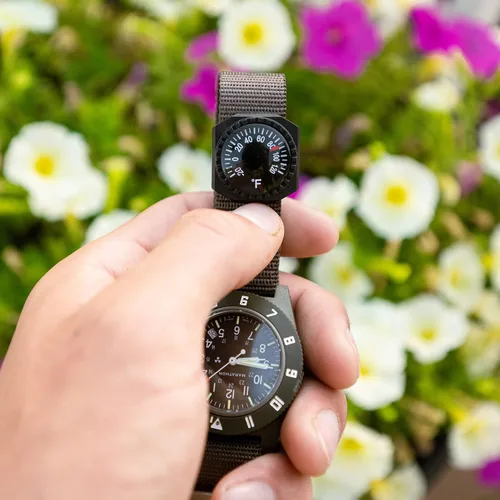 Vista 5 de Termómetro de muñeca deslizable Sun Company - Termómetro de esfera fácil de leer para pulsera de reloj o pulsera de supervivencia de paracord