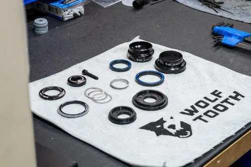 Vista 7 de Wolf Tooth EC44 Superior ZS56 Lower GeoShift Auriculares de ángulo de rendimiento de 2 grados largo