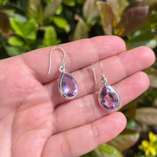 Vista 4 de Aretes de amatista de plata de ley, aretes de piedra de amatista natural, aretes colgantes de plata 925 para mujer, aretes de lágrima de piedra