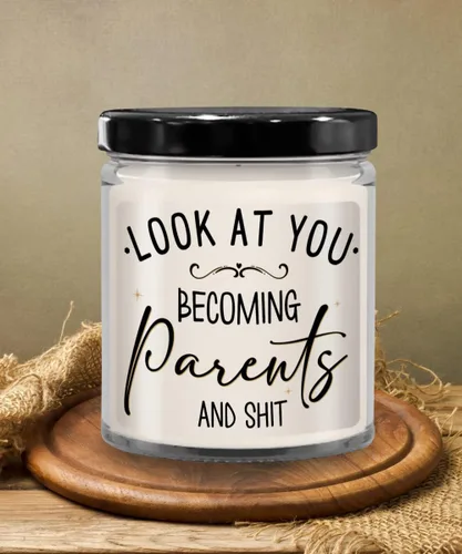 Vista 5 de Vela con texto en inglés «Look at You Becoming Parents» Ideas para baby shower para mamá y papá por primera vez que esperan madre y padre, recuerdo