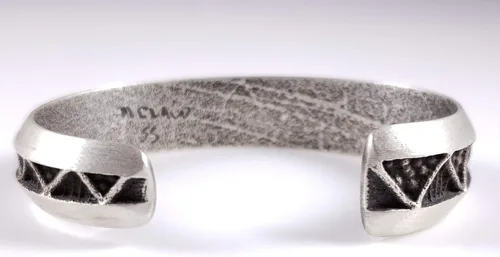 Vista 4 de Pulsera Navajo de plata de ley hecha a mano con diseño de Tufa Cast Stacker Firmado por Monty Claw
