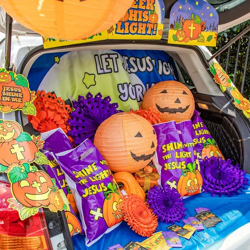Vista 6 de Preboun 83 piezas de Halloween cristiana calabaza tronco o golosinas kit de decoración de coche incluye 9 decoraciones de borde de calabaza, 6 farol