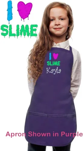 Vista 2 de Delantal personalizado para niños con diseño de bordado I Love Slime Rosa encendido