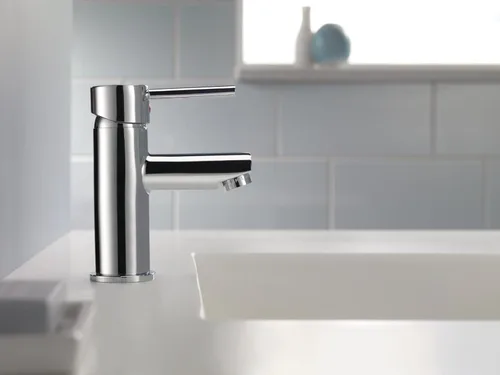 Vista 2 de Delta Faucet Grifo de baño moderno de un solo agujero, grifo de baño de una sola manija cromado, grifo de lavabo de baño, ensamblaje de drenaje