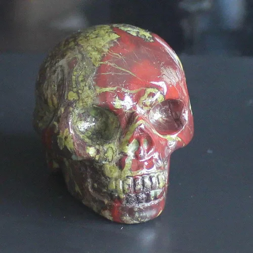 Vista 17 de Figura de calavera de piedras preciosas mixtas tallada a mano de 2 pulgadas para decoración del hogar (Amazonita)