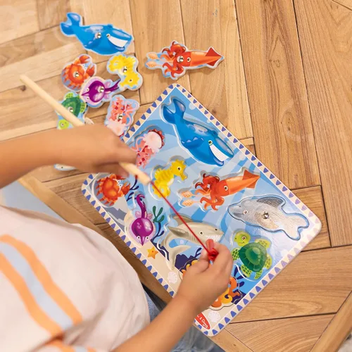 Vista 7 de Melissa & Doug - Juego de pesca magnético de madera y rompecabezas con imanes de animales marinos de madera