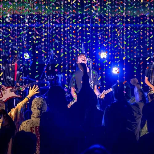 Vista 5 de Cheerland Coloridas guirnaldas de confeti holográficas para fiestas, telón de fondo con purpurina y estrellas arcoíris para cumpleaños, Nochevieja