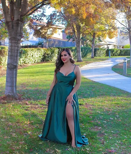 Vista 4 de POMUYOO Vestidos de baile de graduación con tirantes delgados para mujer, con bolsillos, vestidos formales largos de satén para dama de honor