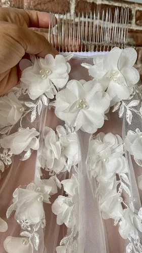Vista 3 de Bohemian Wedding Veil with 3D flowers and pearls light Ivory bridal veil