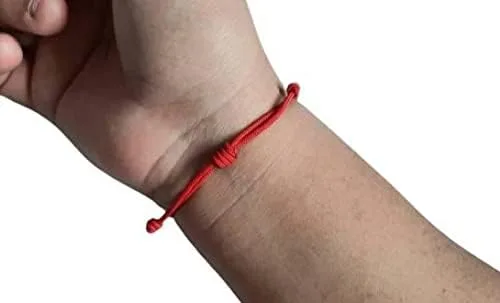 Vista 4 de So Thai - Pulsera hecha a mano con amuleto Namo para protección y buena suerte color rojo M