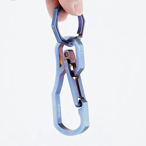 Vista 2 de Llavero de titanio multiherramientas con rodamiento máximo de 110.2 lbs llavero para senderismo, camping al aire libre (azul)