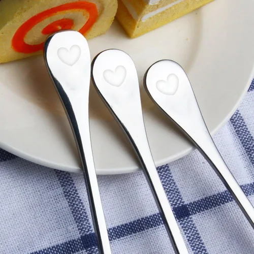 Vista 2 de Cucharas románticas de postres de 4 piezas, cuchara de acero inoxidable con mango de corazón para café, postres, té, helado, azúcar