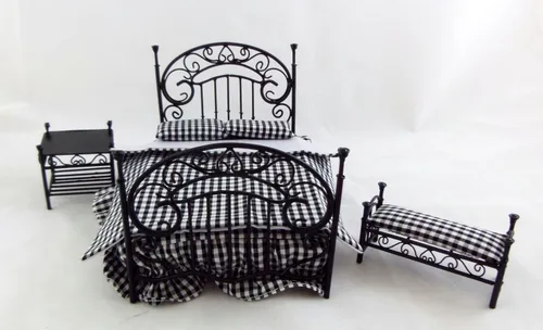 Vista 2 de Juego de dormitorio de hierro negro adornado en miniatura para casa de muñecas