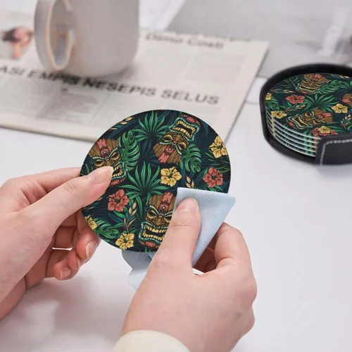 Vista 7 de Famame 6 posavasos hawaianos de cuero con hojas tropicales Tiki para bebidas con soporte, juegos de posavasos para mesa de bebidas, posavasos