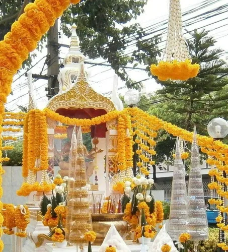 Vista 5 de Guirnalda de tagetes de caléndula artificial Phuang Malai tailandés indio adoración amarilla larga 15 pulgadas