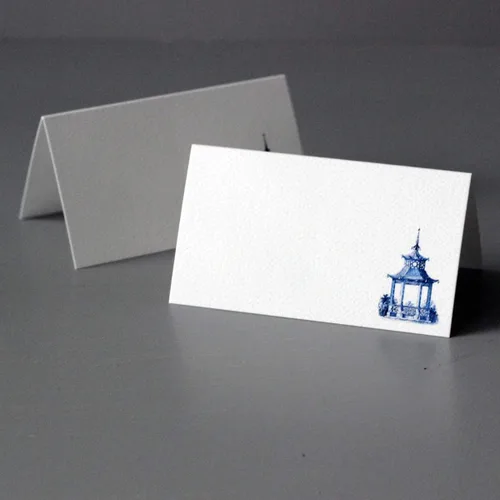 Vista 2 de Nancy Nikko Tarjetas de lugar - Azul y blanco GAZEBO PAGODA para bodas, duchas y cenas. Estilo de tienda de mesa, puntuado para plegarse fácilmente.