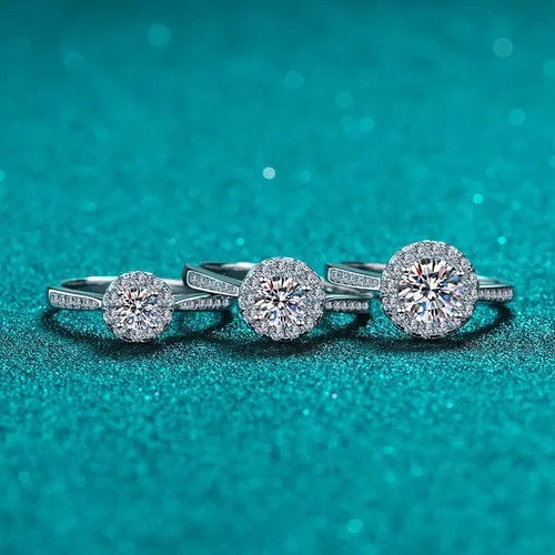 Vista 5 de Anillo de compromiso de diamantes de plata de ley chapado en oro blanco de 18 quilates con forma redonda de moissanita con halo clásico pero único