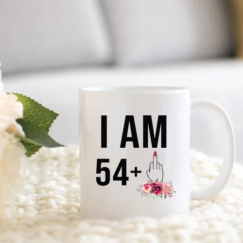 Vista 4 de Regalo de 55 cumpleaños para mujeres, 54 + un dedo medio, lindo divertido regalo para ella, taza única de Bday para mejor amiga girando 55