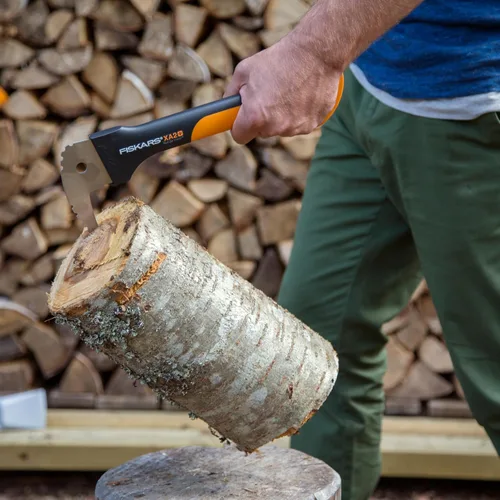 Vista 2 de Fiskars Hookaroon de 12 pulgadas, mango de agarre antideslizante con hoja puntiaguda y angular, herramienta de jardinería para rotar, arrastrar