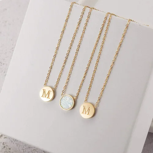 Vista 3 de CIUNOFOR Collar chapado en oro con inicial de disco redondo, collar de letra grabada con cadena ajustable para mujeres y niñas