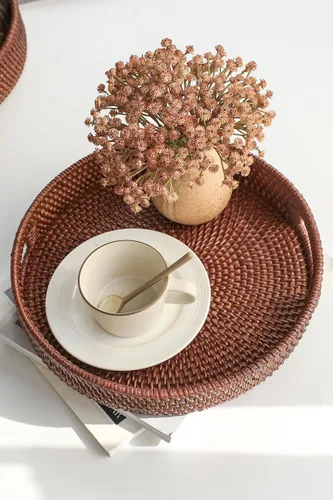 Vista 4 de HITOMEN Bandeja de mimbre redonda tejida a mano de 11.8 pulgadas con asas para mesa de café (marrón-M)