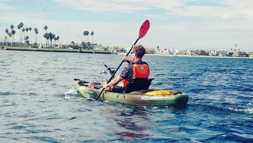 Vista 3 de Perception Pescador Pro 12 Kayak de pesca sentado en la parte superior con asiento ajustable para silla de césped Gran almacenamiento delantero