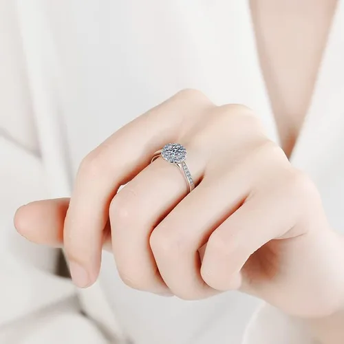 Vista 2 de Anillo de compromiso de diamantes de plata de ley chapado en oro blanco de 18 quilates con forma redonda de moissanita con halo clásico pero único