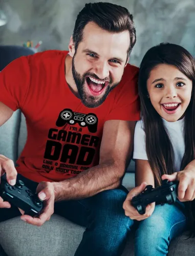 Vista 3 de Camiseta con texto en inglés "I'm a Gamer Dad", regalos para videojuegos, hombres, marido, papás, ideas de regalo, divertidas camisetas para el Día