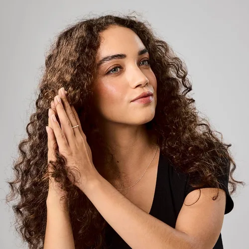 Vista 3 de Bumble and bumble. Hairdresser's Invisible Oil Frizz-Reducing Hair Oil Heat Protection, Frizz Control + Shine Curly, Wavy, Straight With
