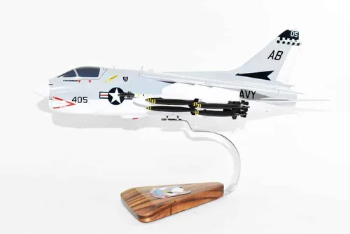 Vista 2 de VA-72 Blue Hawks (1977) A-7e Corsair II Modelo, LTV, modelo a escala de caoba 1/31, azul marino