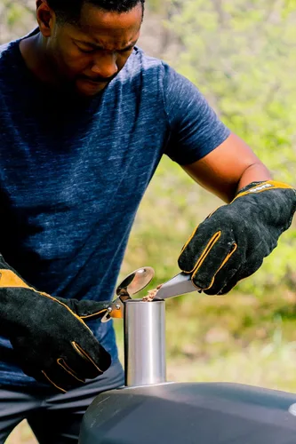 Vista 6 de Guantes para parrilla Ooni - Resistente al calor y al fuego, guantes protectores a prueba de calor perfectos para cocinar al aire libre, parrilla