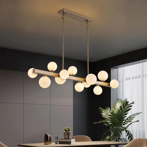 Vista 11 de Candelabro de mediados de siglo, lámpara colgante Sputnik de latón dorado con pantalla de lámpara de vidrio blanco, Candelabros lineales de globo