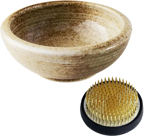 Vista 13 de Kit esencial de herramientas para arreglos florales Ikebana japonés de la serie Minoyaki de Wazakura con pequeña jarra de cerámica redonda y rana