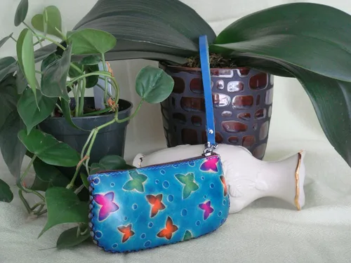 Vista 2 de Bolso cambiador de muñeca de cuero genuino, patrón de peces de océano profundo, base azul cielo, Azul