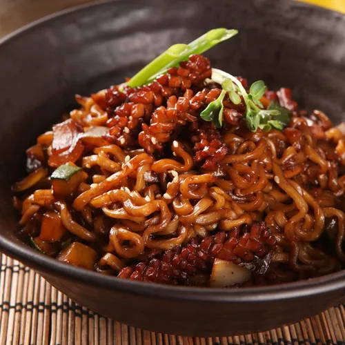 Vista 9 de Wang Jjajangmyeon - Tazón instantáneo de fideos de frijoles negros, salsa de frijoles negros dulces y salados, fideos masticables gruesos, listo