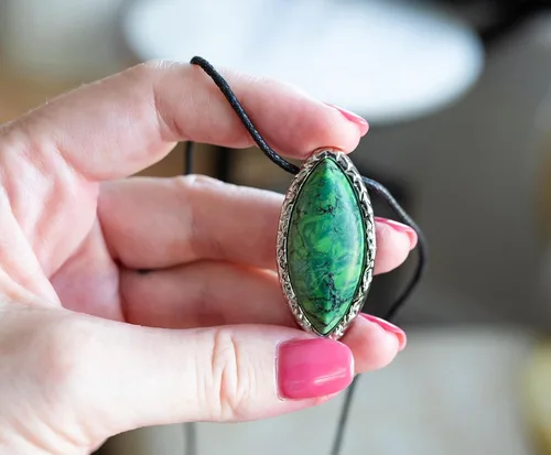Vista 4 de SalesOne LLC Marvel Studios Shang-Chi y la Leyenda de los Diez Anillos Collar con colgante verde, Metal